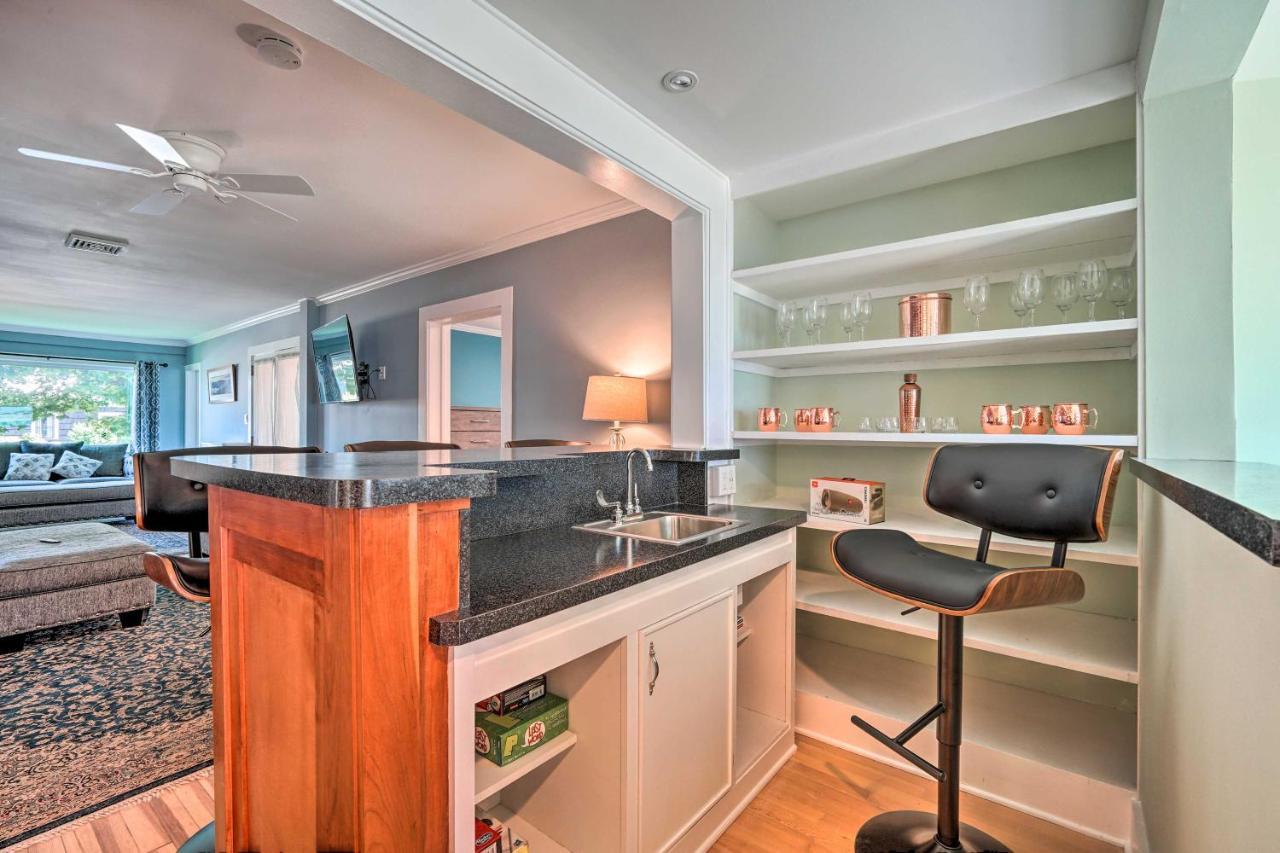 Holiday home Downtown Retreat With Grill, Fire Pit And Wet Bar