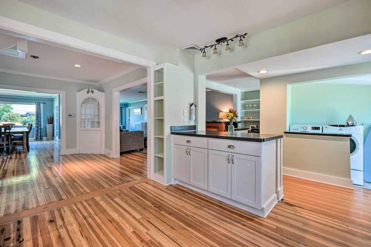 Downtown Retreat With Grill, Fire Pit And Wet Bar Holiday home