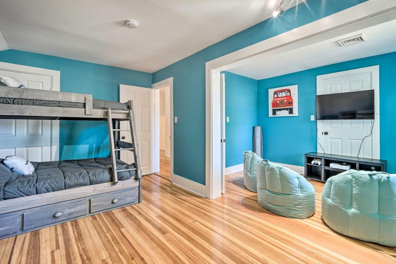 Downtown Retreat With Grill, Fire Pit And Wet Bar *
