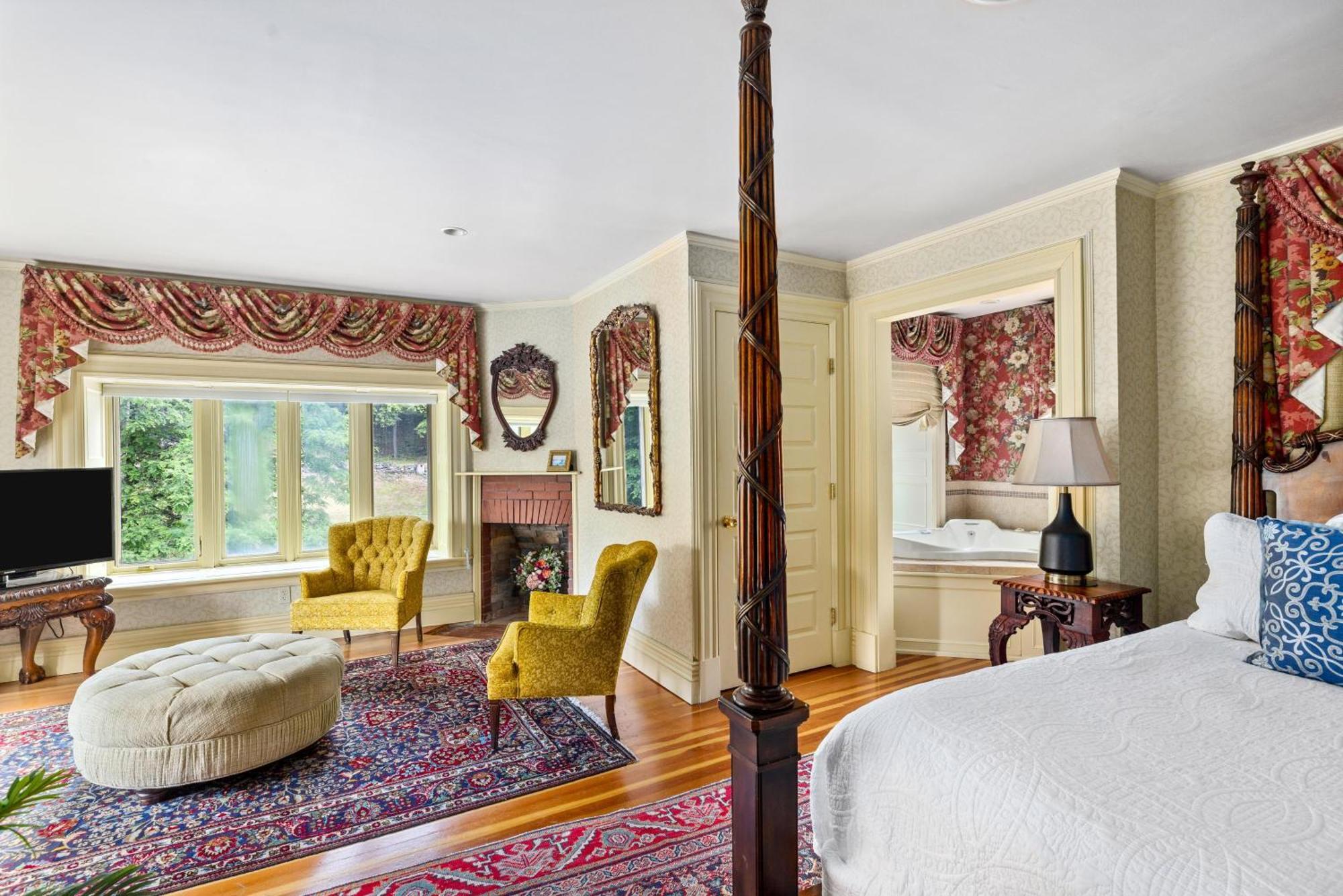 The At Erlowest Inn Lake George