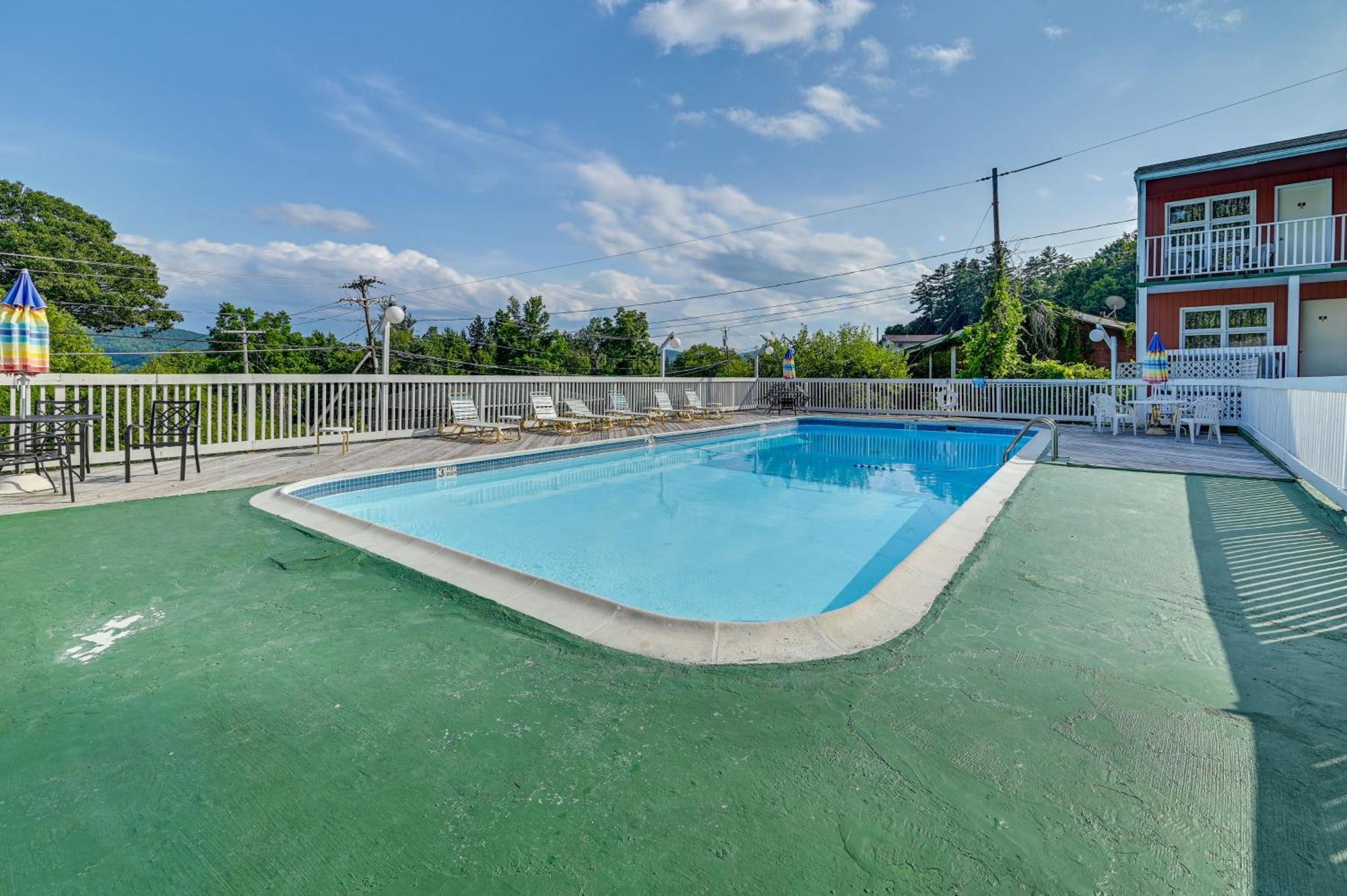 Apartment George Retreat With Private Deck And Water Views! Lake George