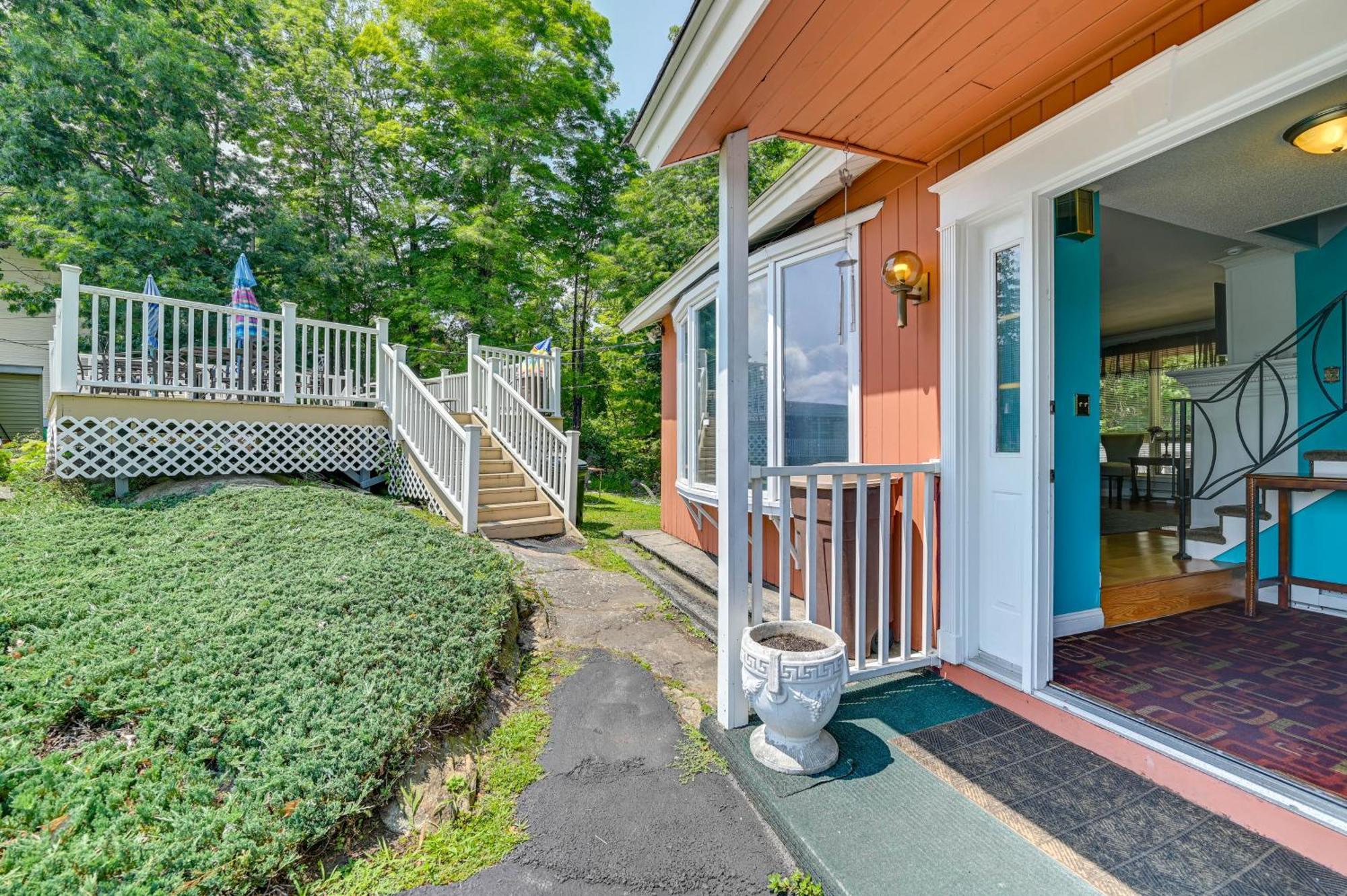 George Retreat With Private Deck And Water Views!