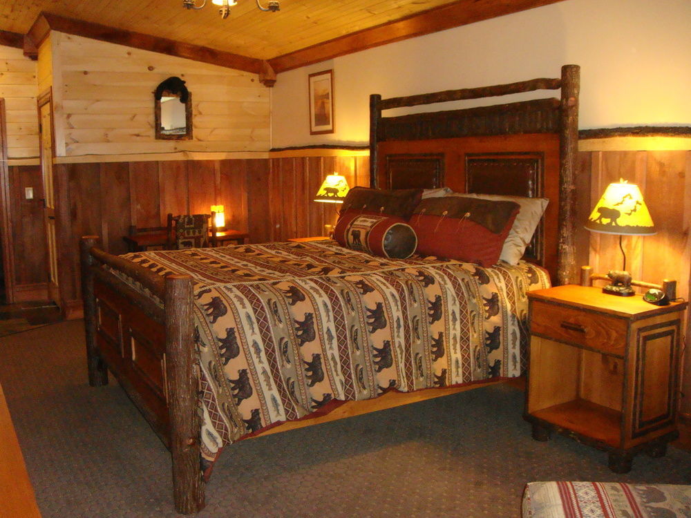 The At Cresthaven Lake George