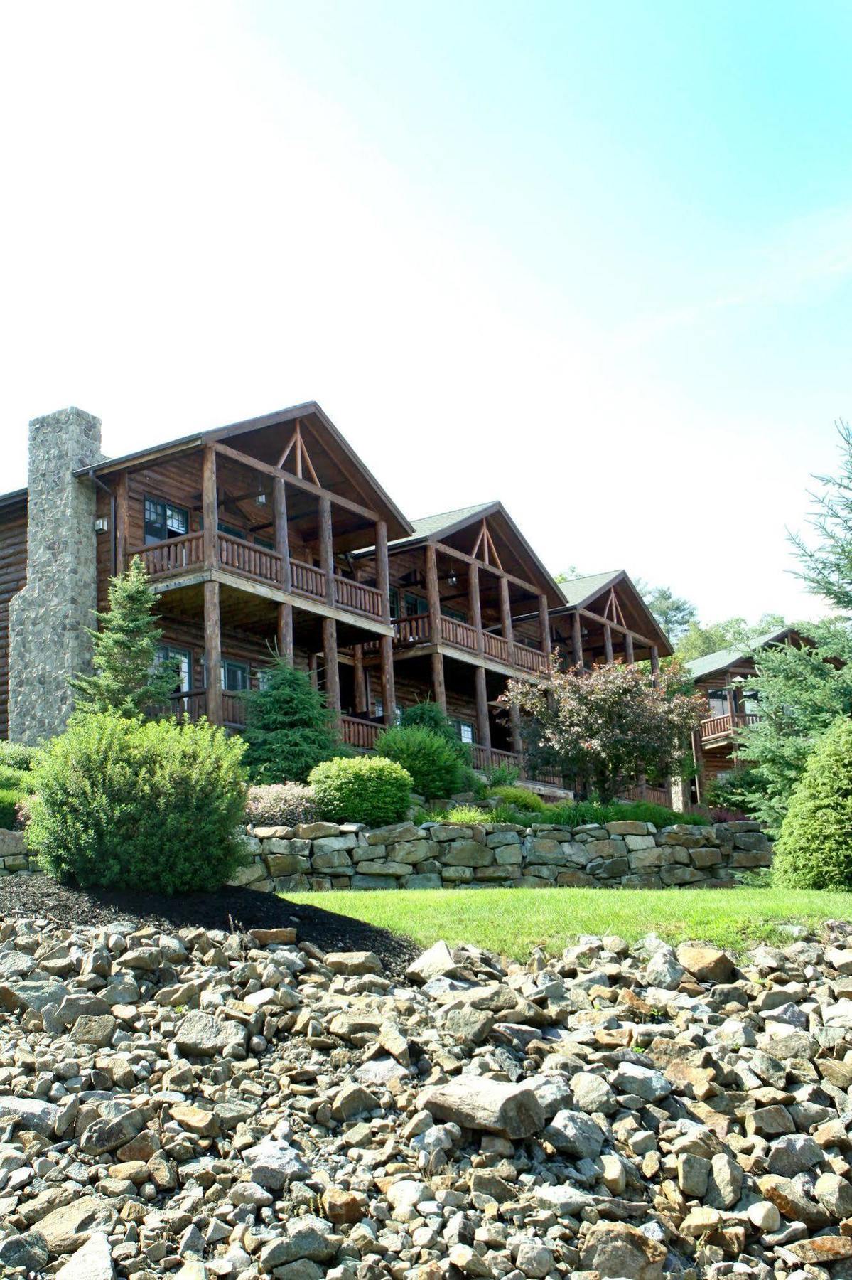 The At Cresthaven 3*