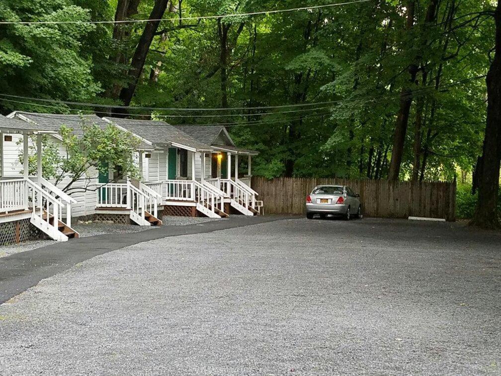 Brookside & Motel 2*