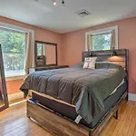 Downtown Retreat With Grill, Fire Pit And Wet Bar