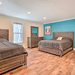 Downtown Retreat With Grill, Fire Pit And Wet Bar