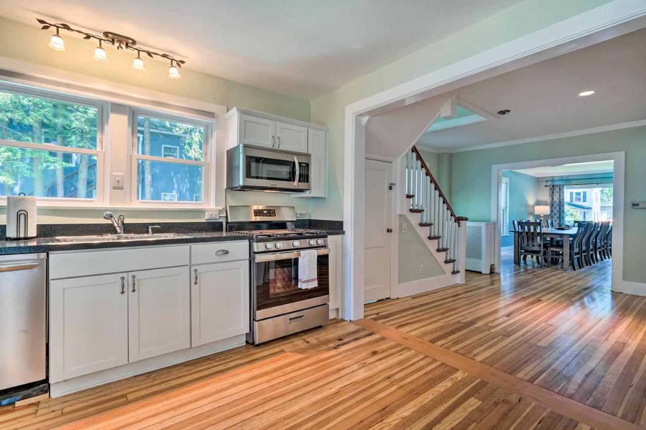 Holiday home Downtown Retreat With Grill, Fire Pit And Wet Bar