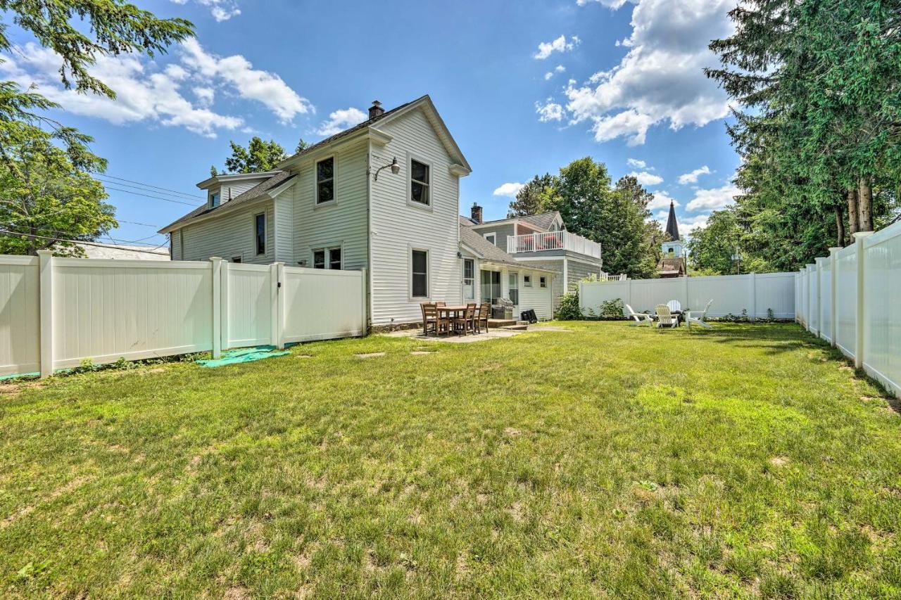 Downtown Retreat With Grill, Fire Pit And Wet Bar *