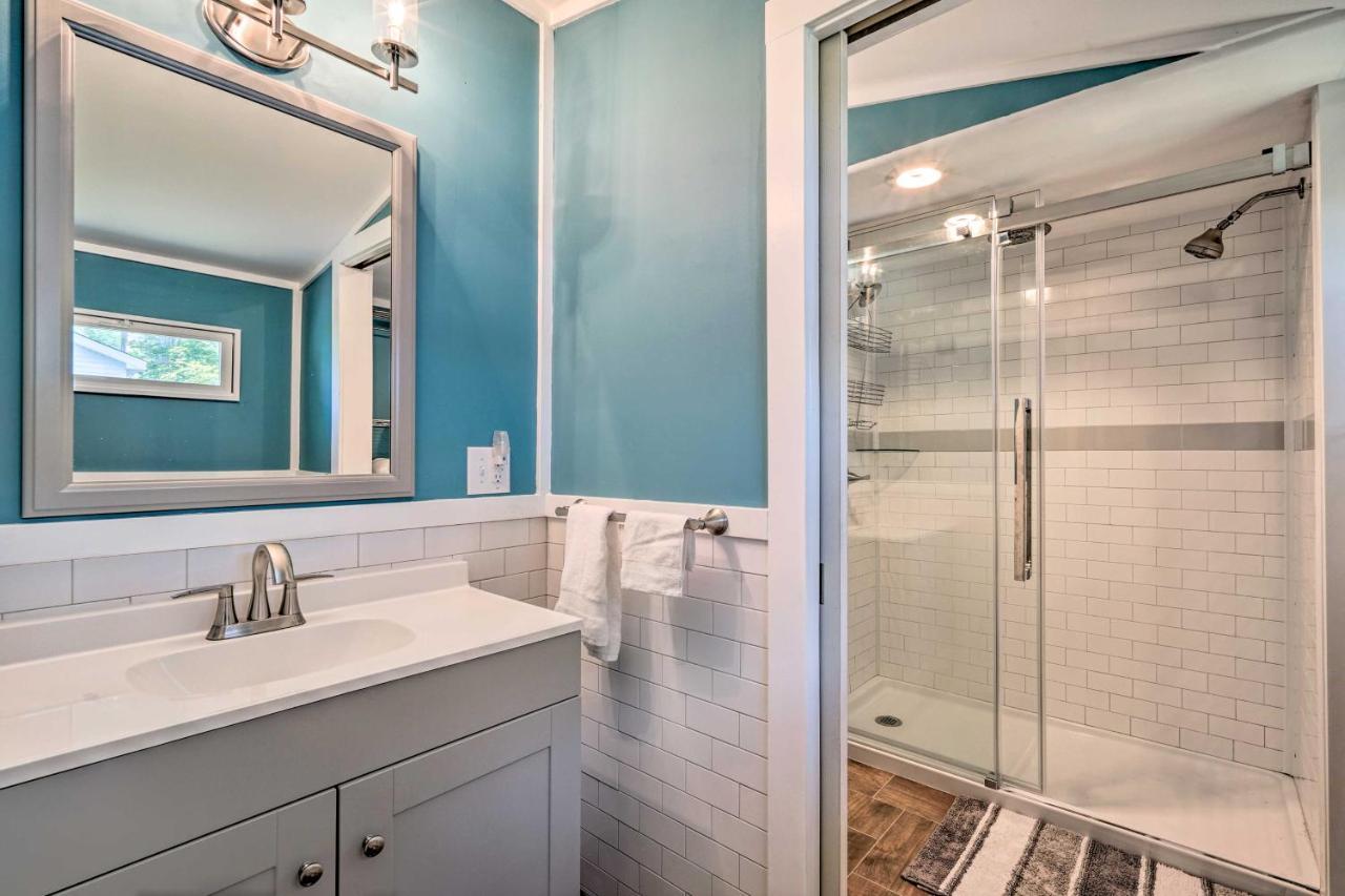 Downtown Retreat With Grill, Fire Pit And Wet Bar