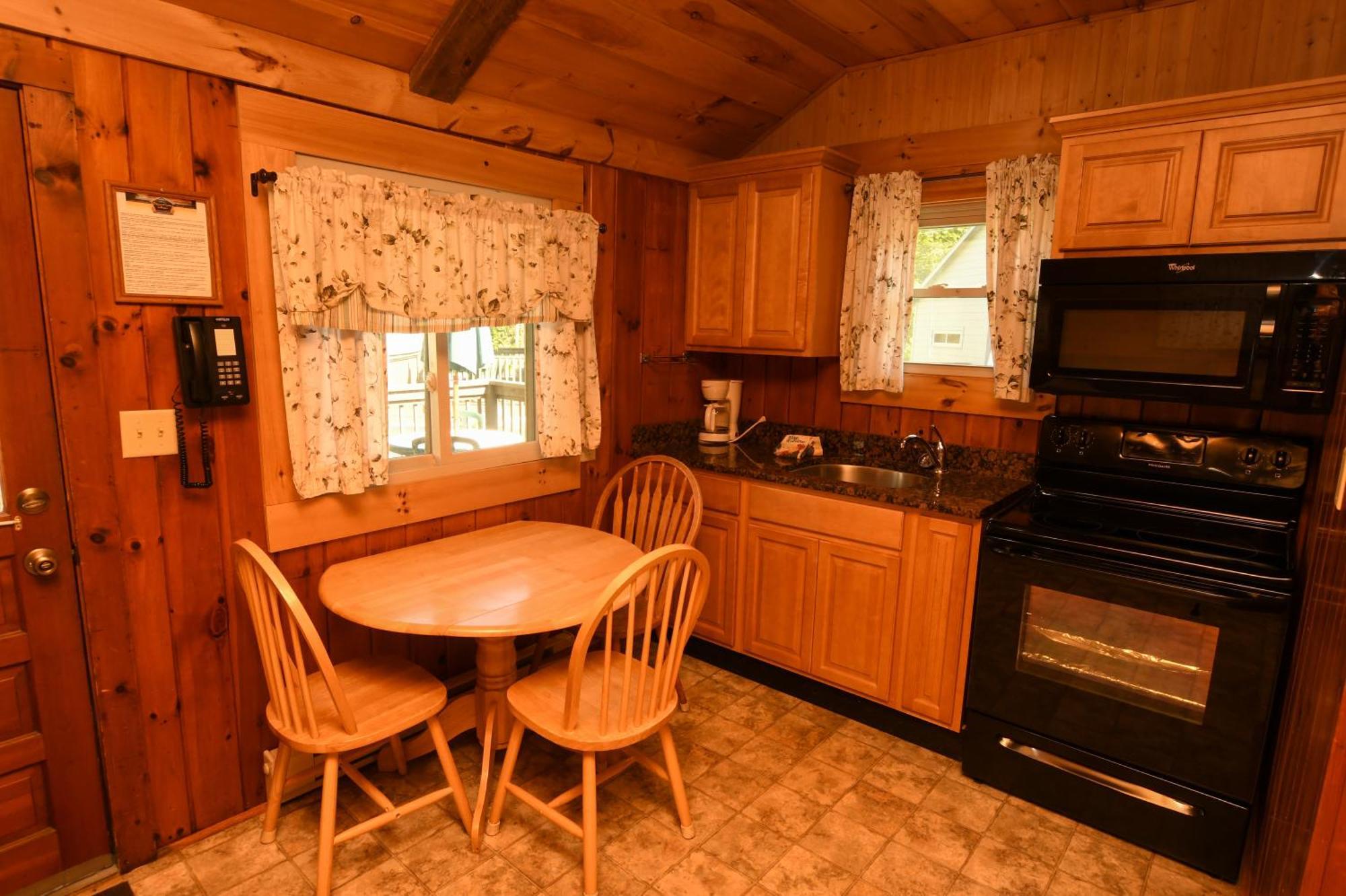 Holiday park George Diamond Cove Cottages, Cabins, & Lake George