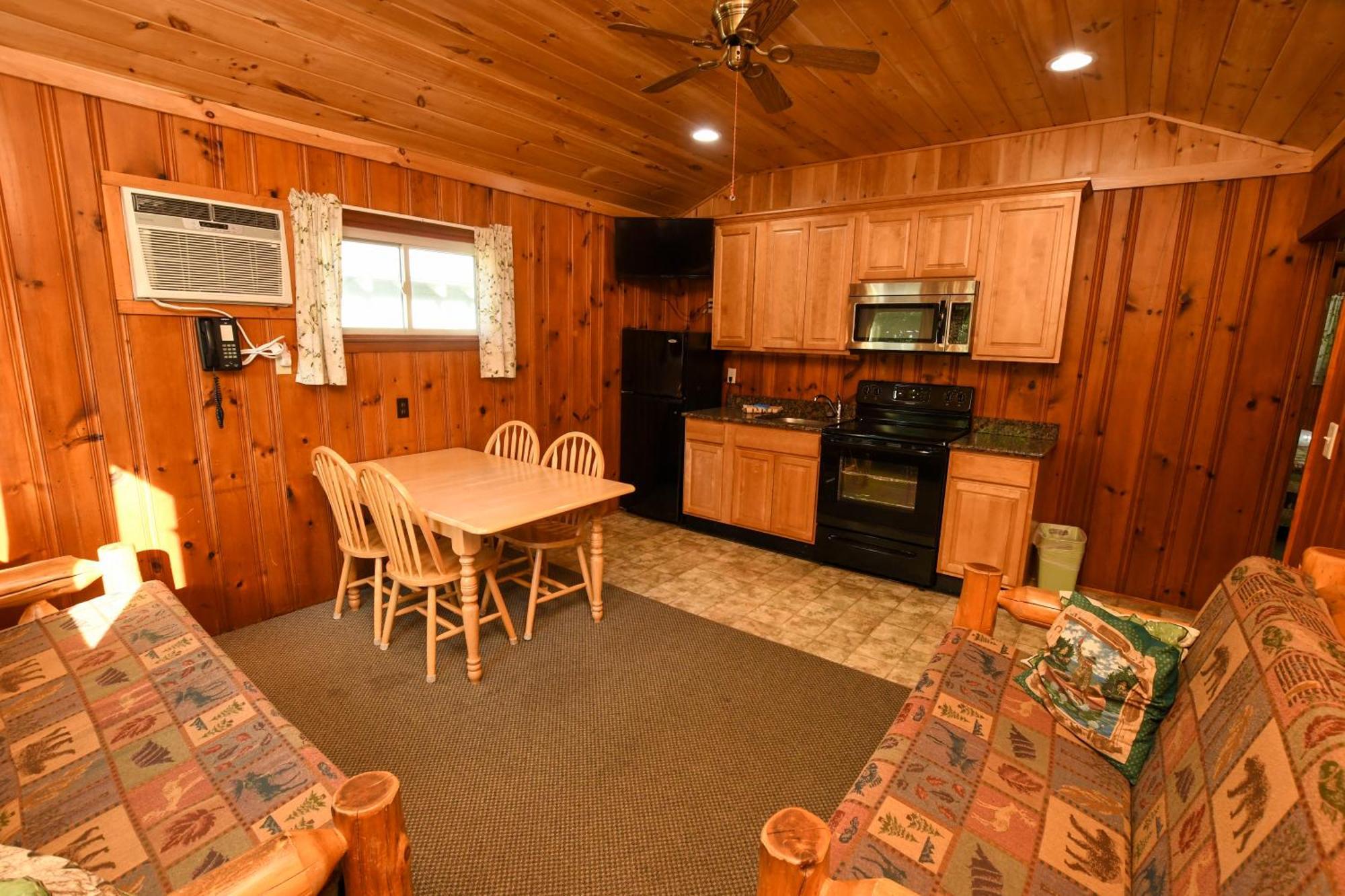 George Diamond Cove Cottages, Cabins, & 3* Lake George