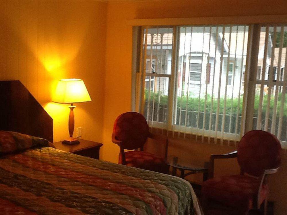 King Hendrick And Motel Lake George